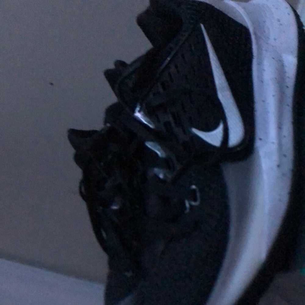 Basketball shoes